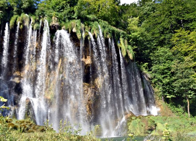 Magia Lacurilor Plitvice: Un tărâm de basm cu ape turcoaz.
