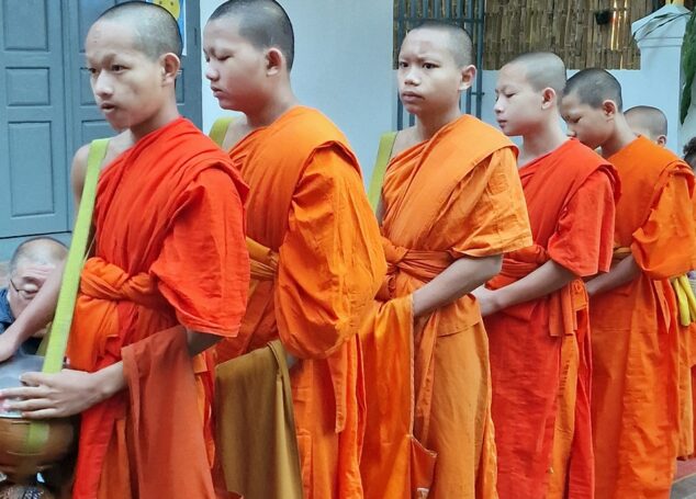 Răsărit de chihlimbar: Ritualul ofrandelor și liniștea de după rugăciune in Luang Prabang (II)