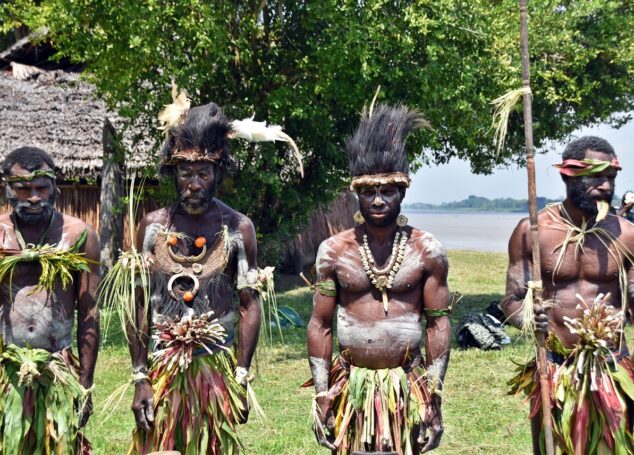 Oamenii Crocodil: Misterele și ritualurile triburilor de pe râul Sepik