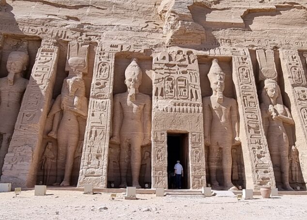 Față în față cu Ramses al II-lea: Merită drumul până la Abu Simbel?