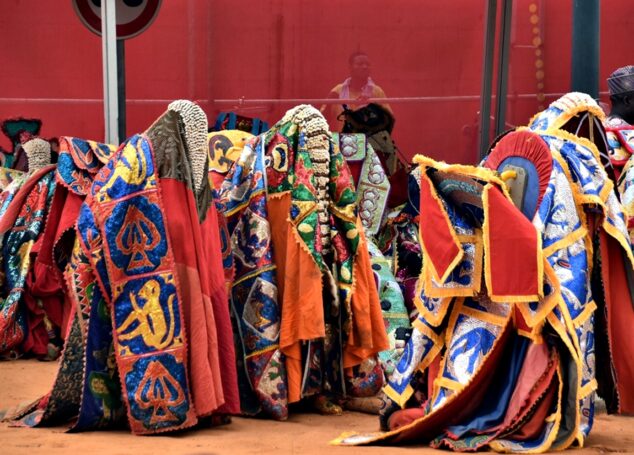Secretele mascatului Egungun și lumea spiritelor Yoruba